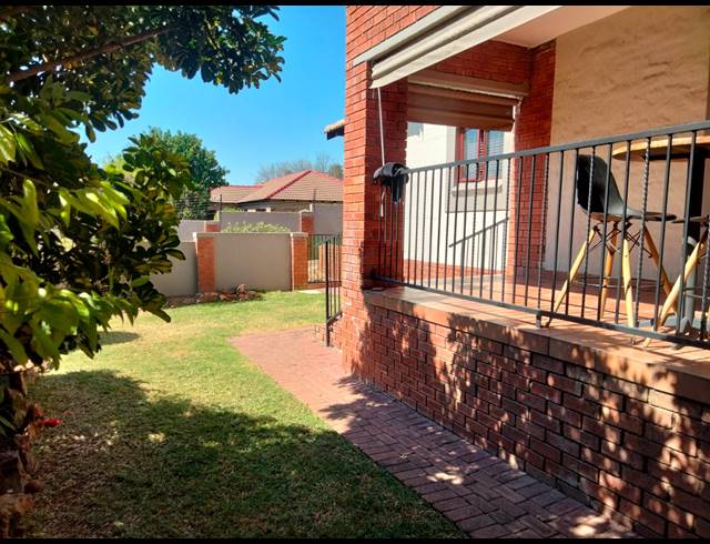3 BEDROOM TOWNHOUSE FOR SALE IN SUNDOWNER